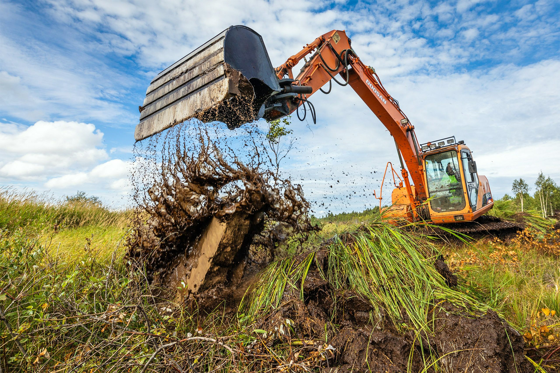 Shovel at work, taking mud.