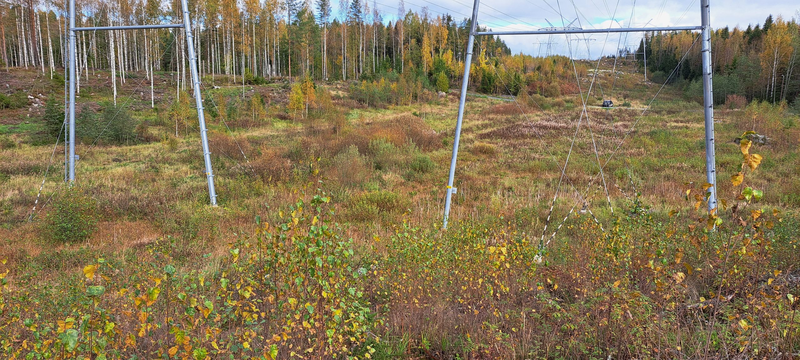 Voimalinjat ja aukea alue.