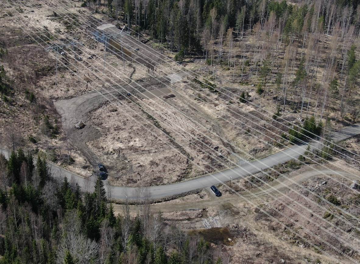 Ilmakuva voimalinjoista ja työmaa-alueesta niiden alla.